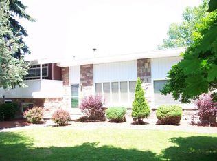 7502 Sunnydale Dr, Niagara Falls, NY 14304