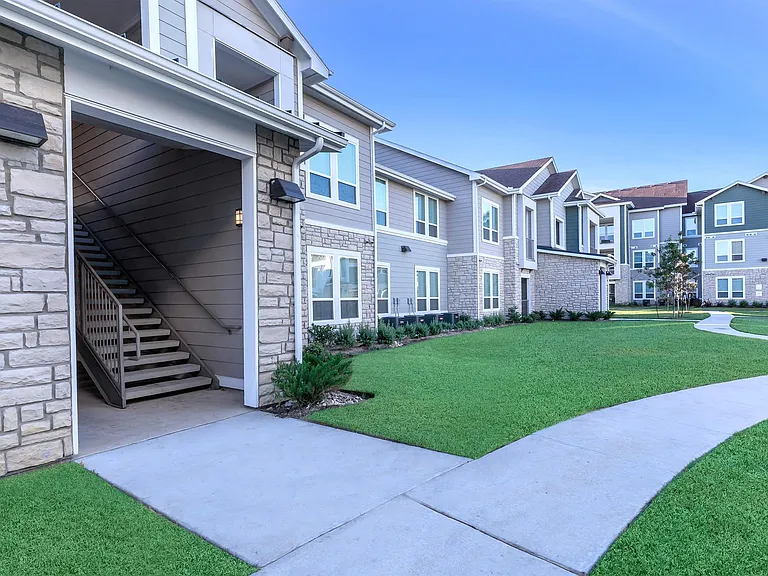 Campus Apartments — Photo 4