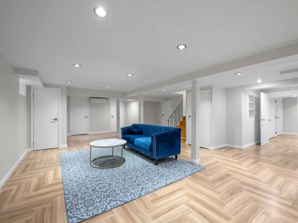 219-44 Peck Avenue image 25 of 32