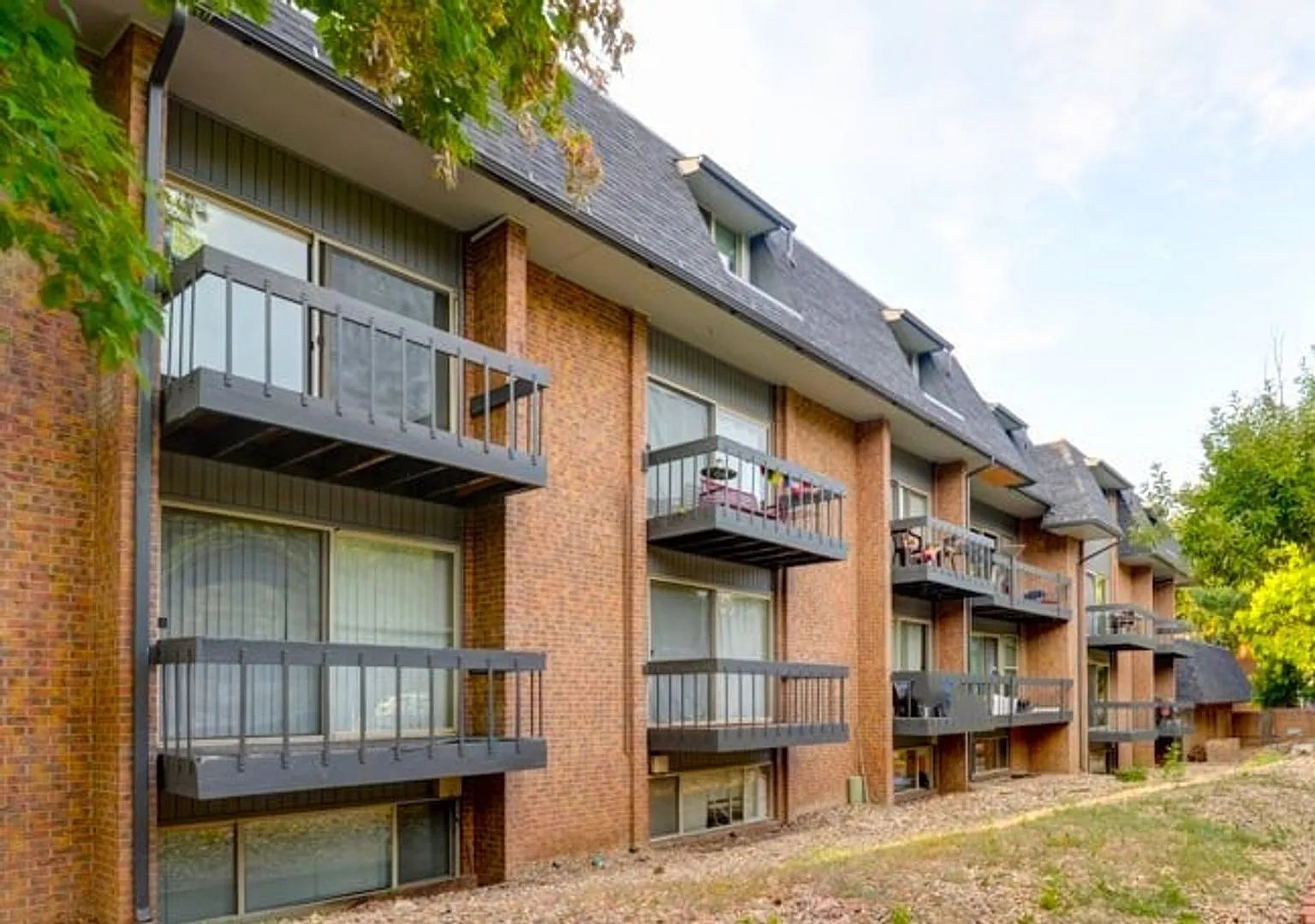 *Available Now* University Hill 3 Bedroom, 2 Story Unit *$1000 Deposit* — Photo 1