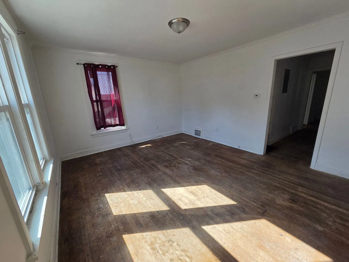 Upper 3 bedroom, lower west side. — Photo 3
