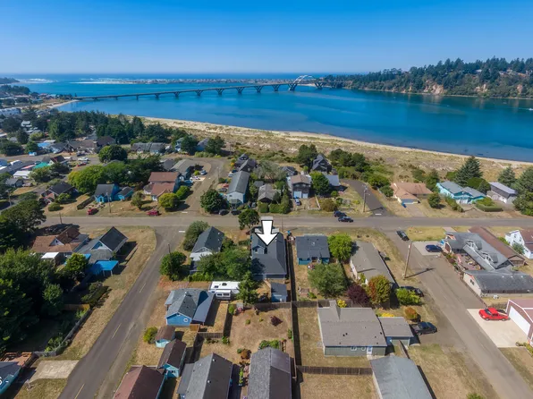 945 NE Commercial St, Waldport, OR 97394