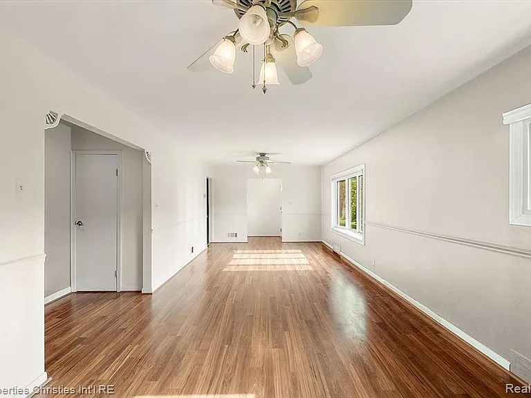 735 Novi St — Photo 10