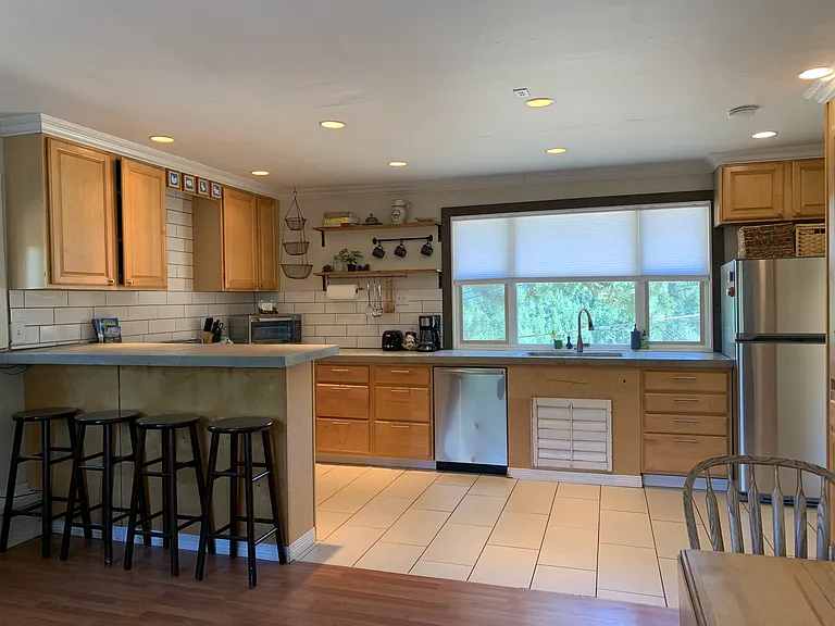 724 Magnolia Dr — Photo 2