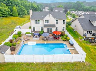 742 Maple Tree Dr, Fenton, MI 48430