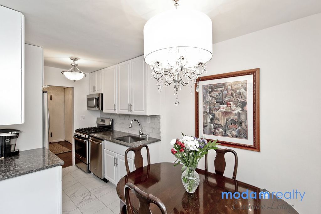 2 Bed 1 Bath Property, New York • 900 Sq Ft