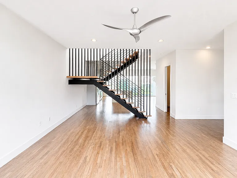 207 Adrian Dr — Photo 2