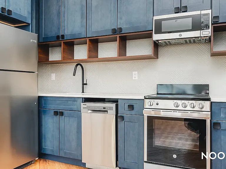 576 Grand St #3R — Photo 2