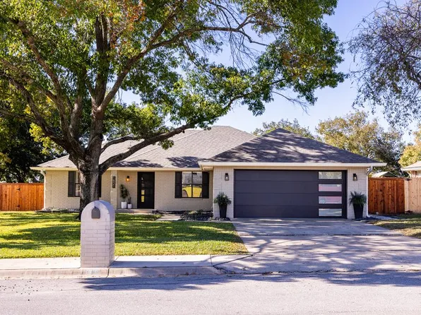 1821 Lois St, Kerrville, TX 78028