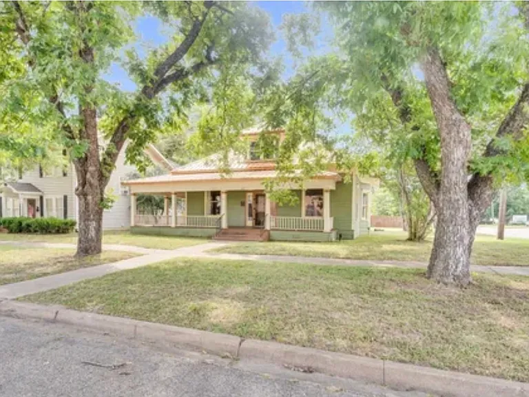607 W Brown St — Photo 1