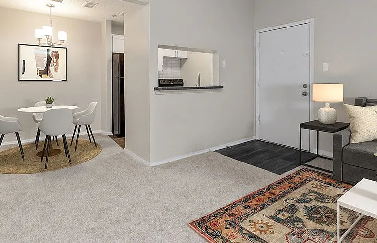 Hollytree Apartments — Photo 8