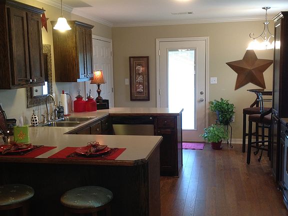 3rd image of 124 Crocker Ln