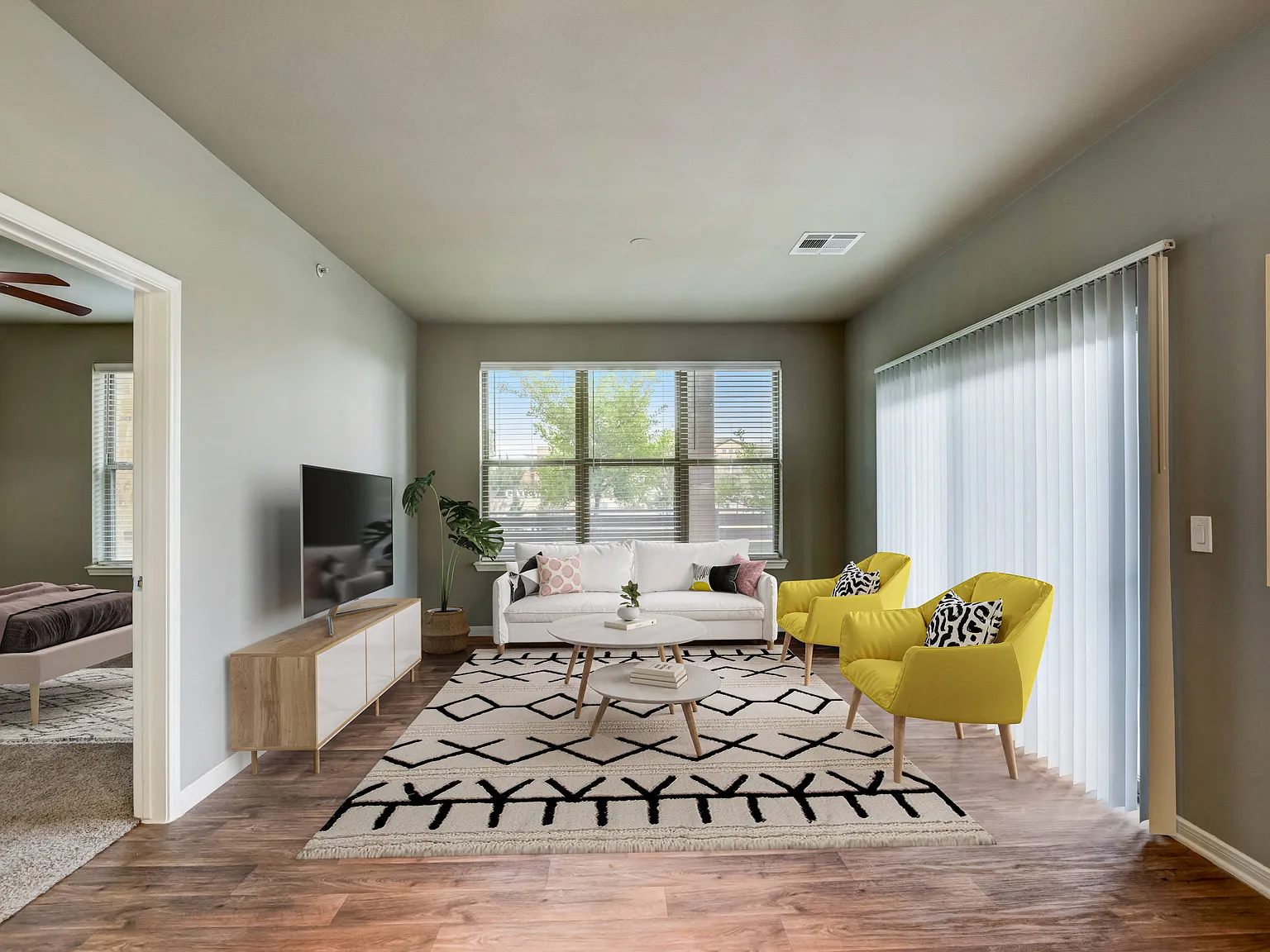 Gateway Oaks Apartments — Photo 2