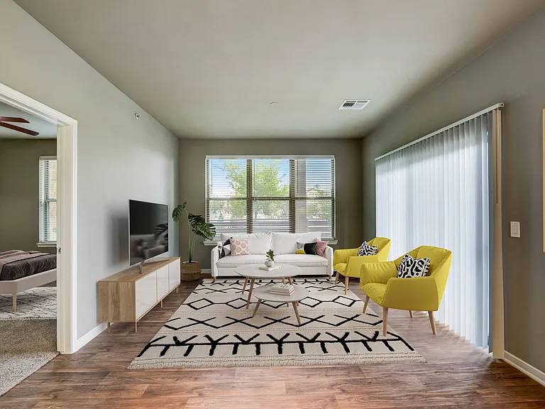 Gateway Oaks Apartments — Photo 2