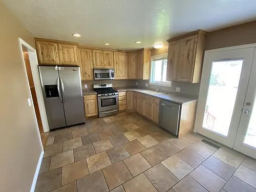 5 bed, 2106 sqft, $2,750 — Photo 2