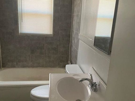 4th image of 2452 Saratoga Ave