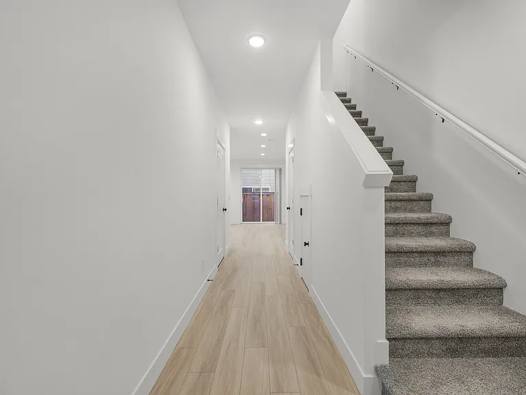 736 NE 9th St — Photo 5