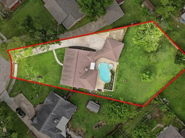 59 S Shamrock Ct, Lake Jackson, TX 77566