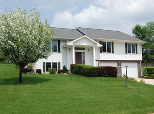 895 Maplewood Dr, Coralville, IA 52241