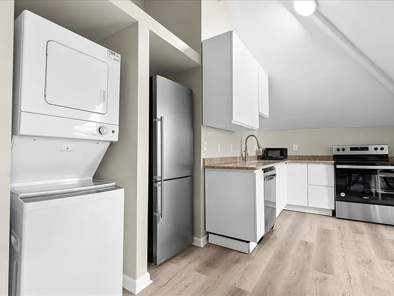 558 Marston St #5 — Photo 8