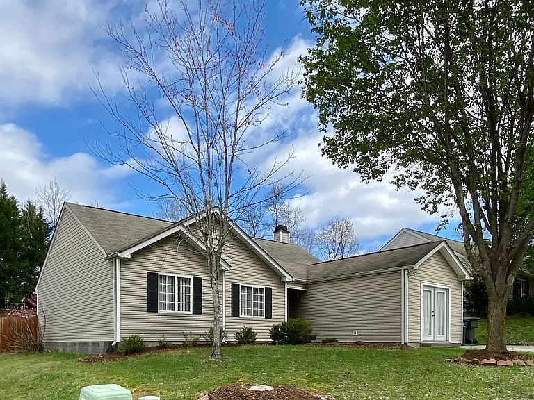2461 Stratford Crossing Dr — Photo 1