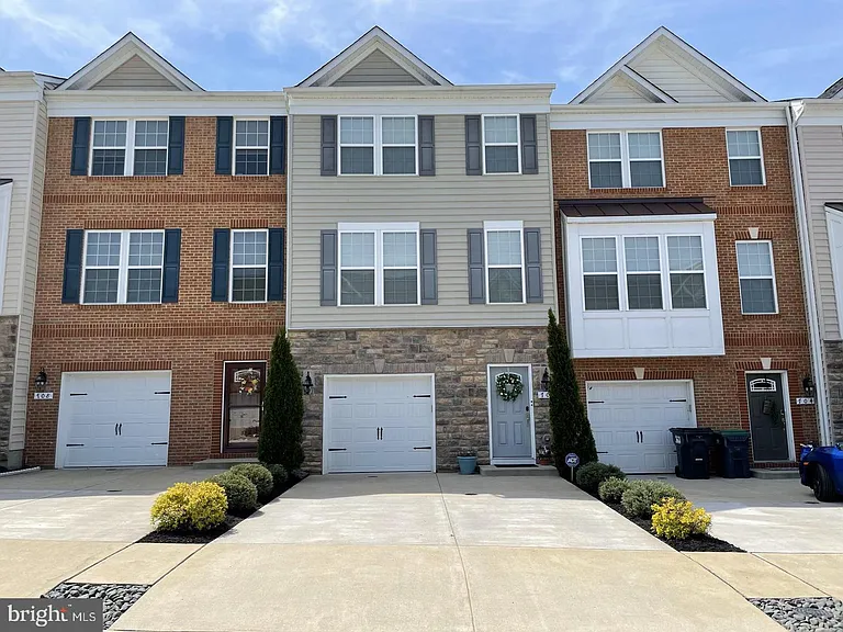 706 Bunker Ln — Photo 1