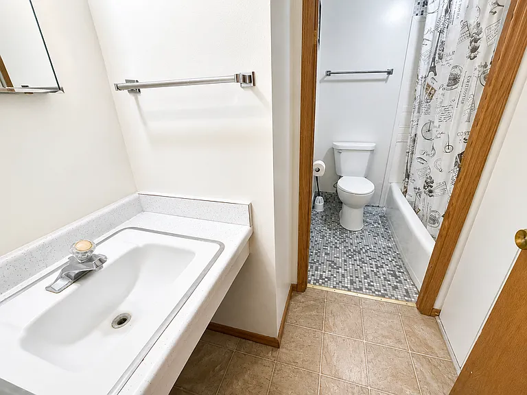 202 E Rees St — Photo 10