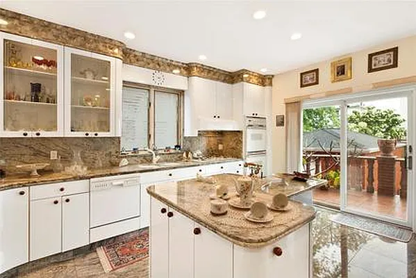 Sold by Superior Realty Service | media 1