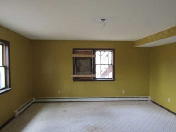 3rd image of 926 N Quaker Ln