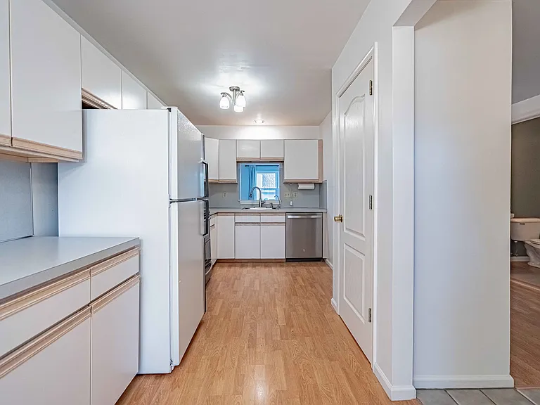 323 Surrey Pl — Photo 17