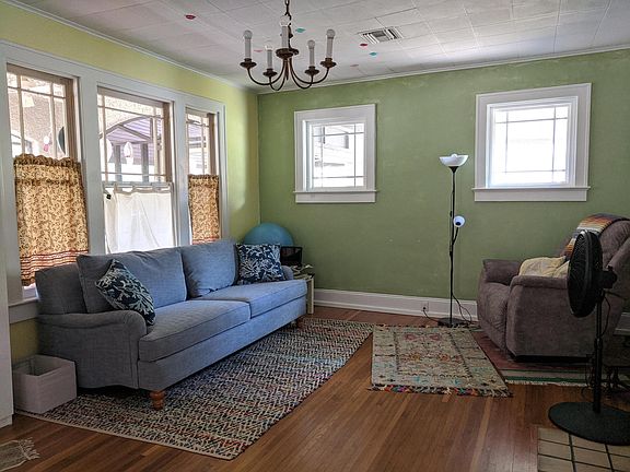 3rd image of 438 NE 9th Ave