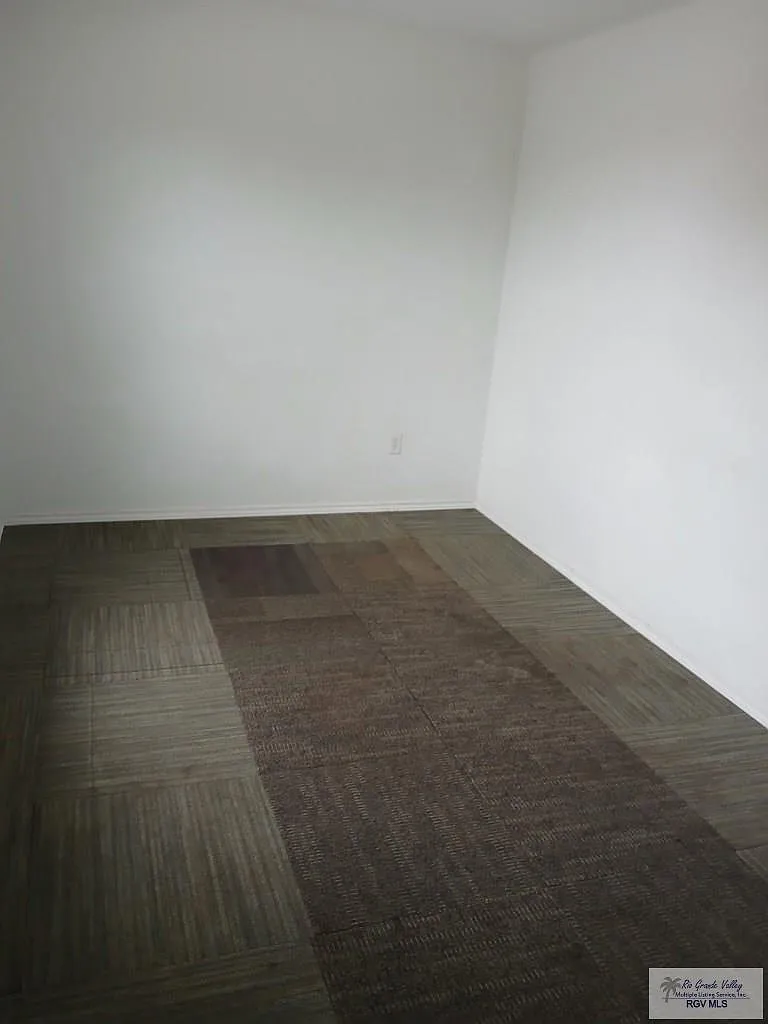 3 bed, 1.0 bath, 1000 sqft, $1,000 — Photo 3
