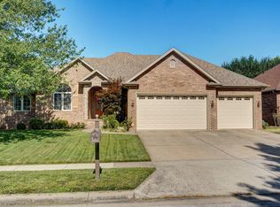1401 N Chapel Dr, Springfield, MO 65802