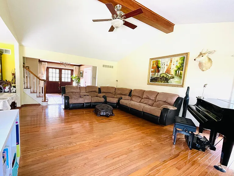 1450 Durand Dr — Photo 2