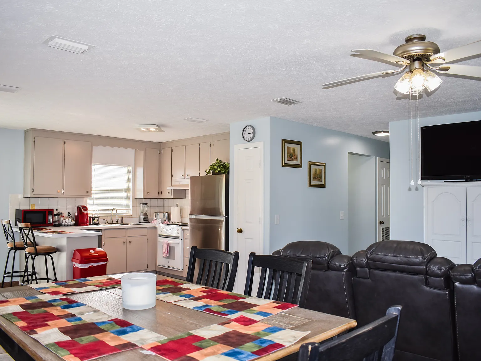 2 bed, 1040 sqft, $2,500 — Photo 3