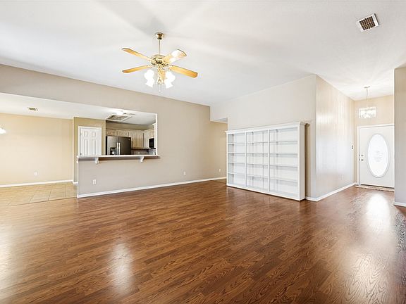 3rd image of 816 Willow Ct