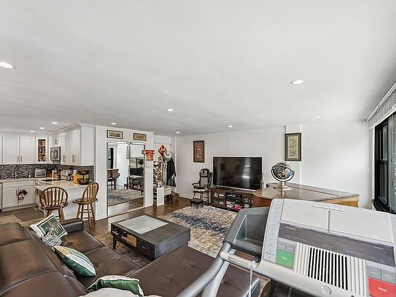 4th image of 166-10 Powells Cove Blvd Unit 3B