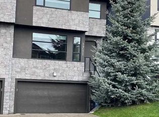 1711 27th St SW, Calgary, AB T3C 1L6