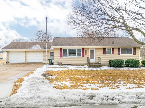 105 Oregon Rd, Cedar Falls, IA 50613