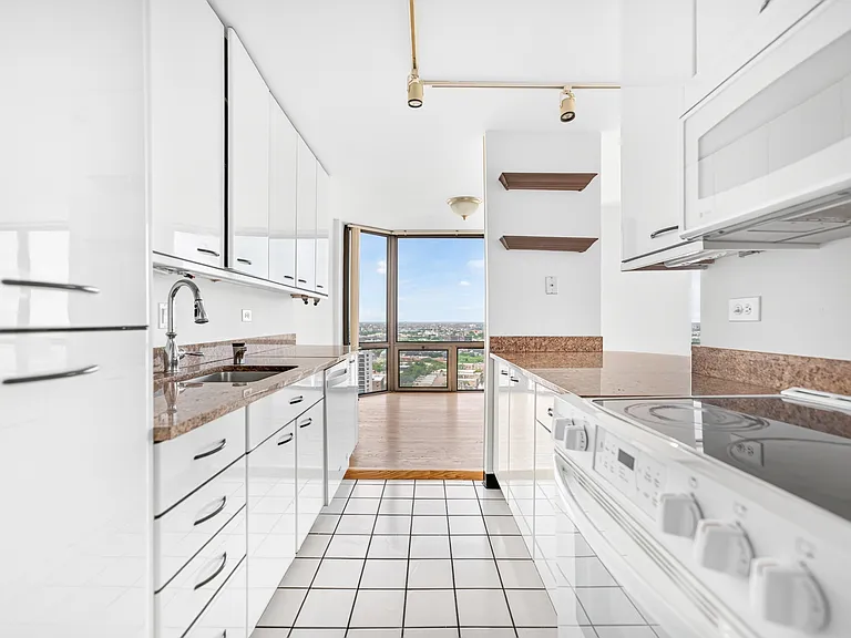 2650 N Lakeview Ave #2801 — Photo 12