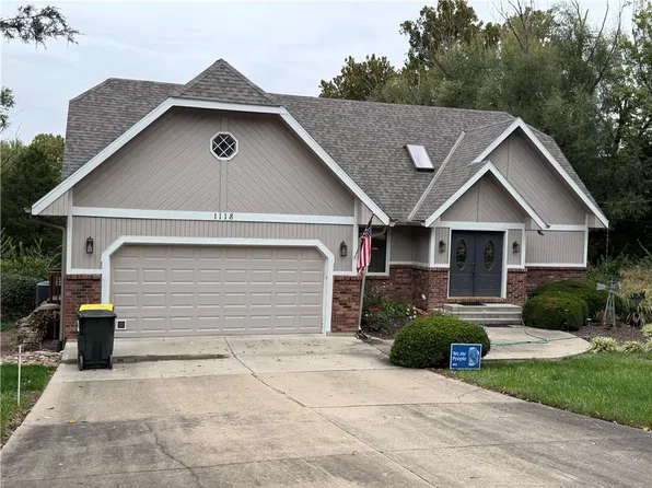 1118 Sycamore Ridge Dr, Lansing, KS 66043
