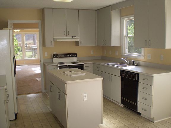 Kitchen w/ island&appliances