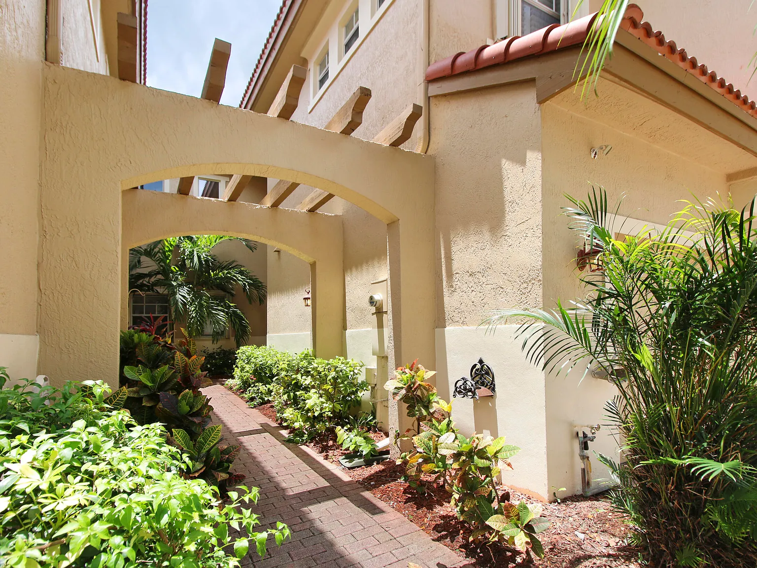3 bed, 2.5 bath, 2265 sqft, $4,600 — Photo 3