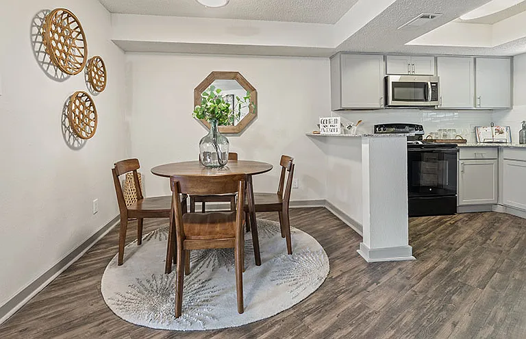 The Elise Apartments — Photo 4