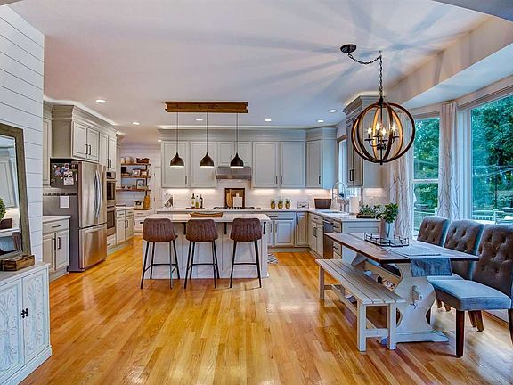 4th image of 7157 Thornwood Ln