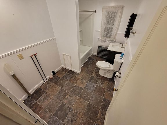 Full bathroom with laundry hookups