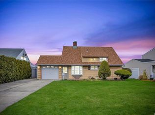 40 Rover Ln, Hicksville, NY 11801