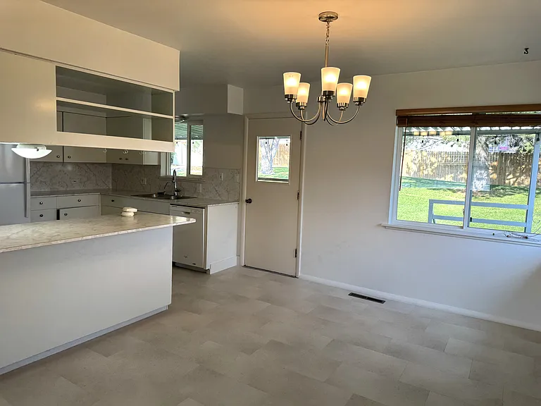 950 Taney Ln — Photo 6