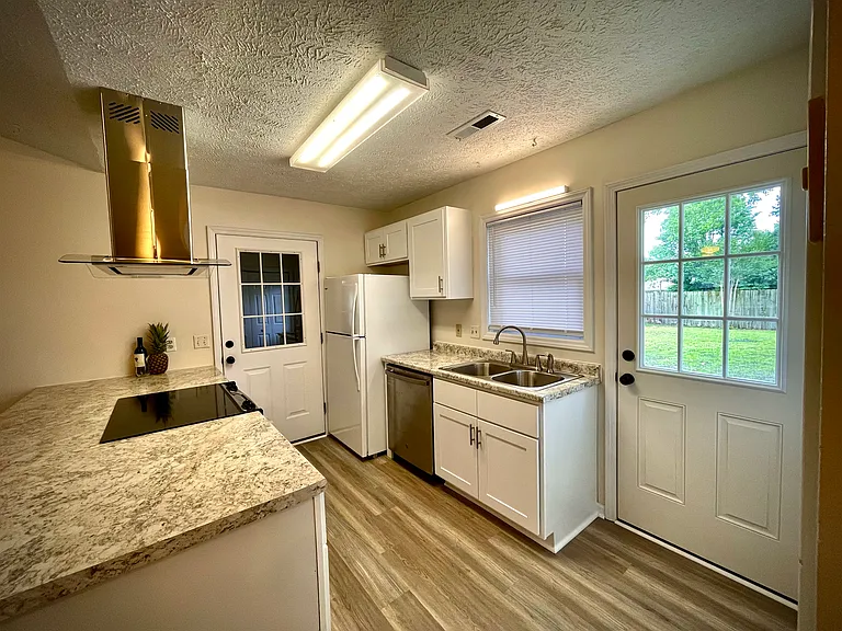 1002 Gordon Woods Rd — Photo 3