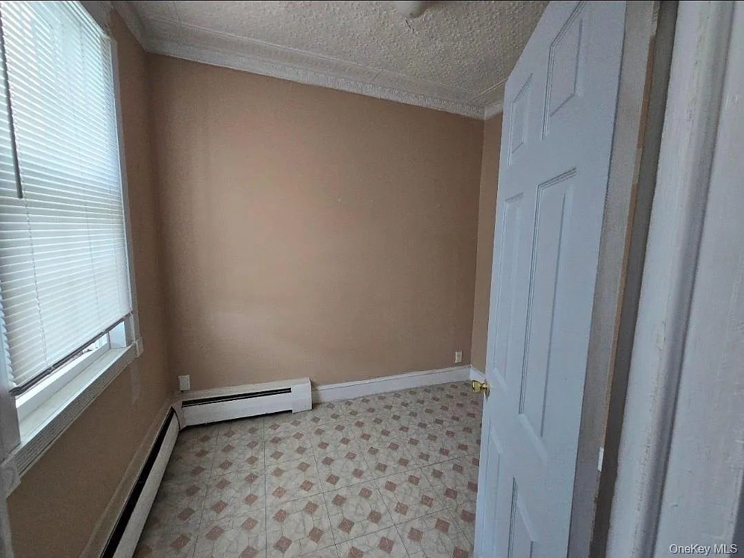 2 bed, 1.0 bath, 2323 sqft, $1,700 — Photo 2